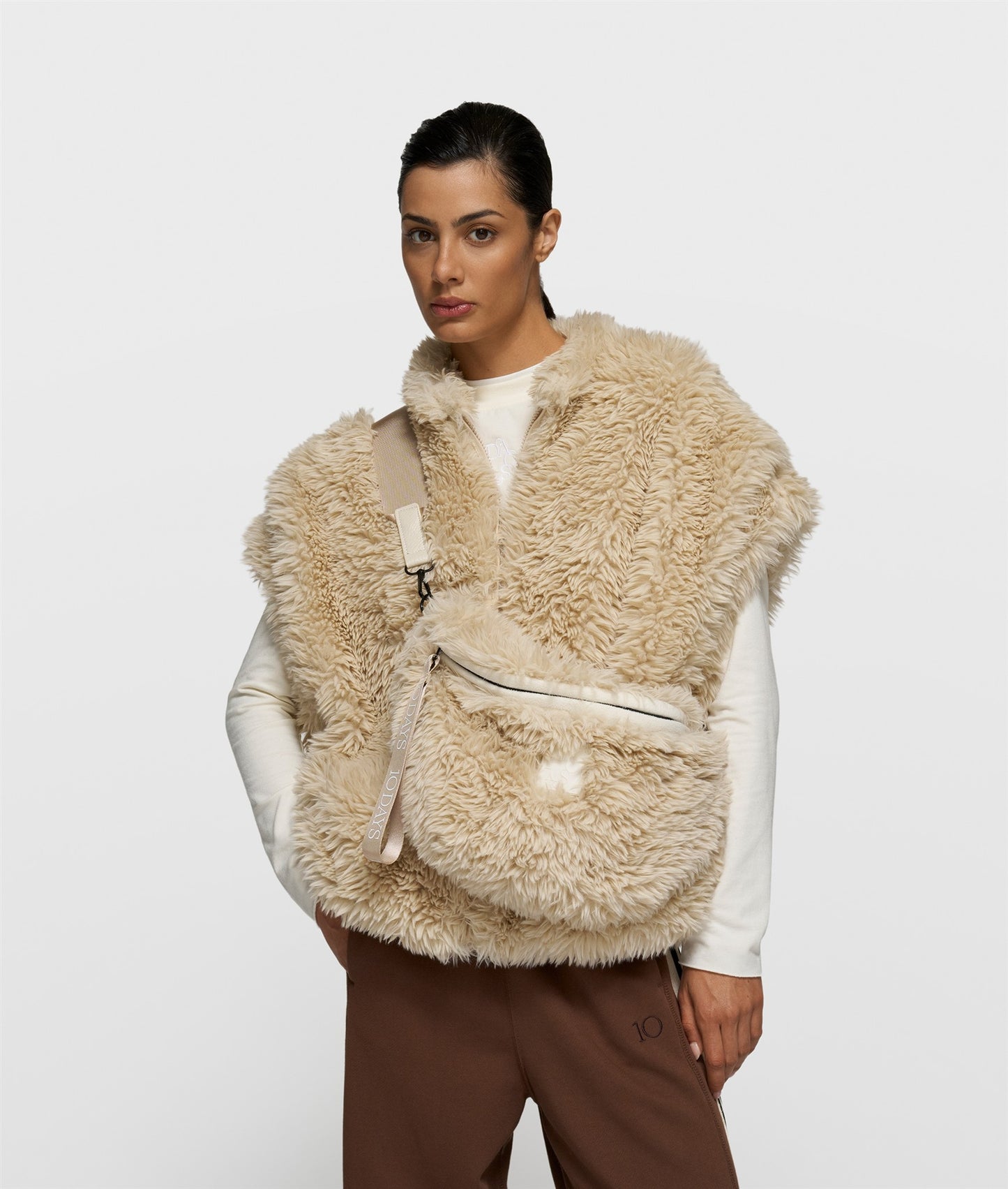 Fluffy Gilet pearl | Bildmaterial bereitgestellt von SHOES.PLEASE.