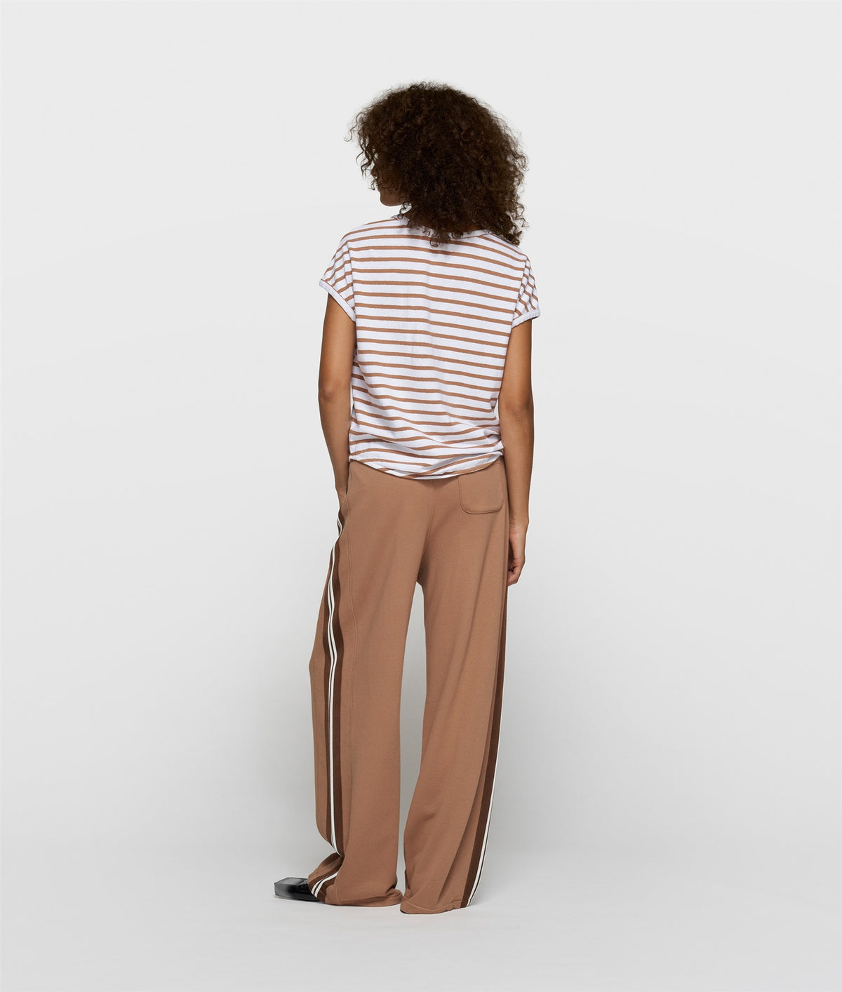 V-Neck Tee Stripes white/fudge | Bildmaterial bereitgestellt von SHOES.PLEASE.
