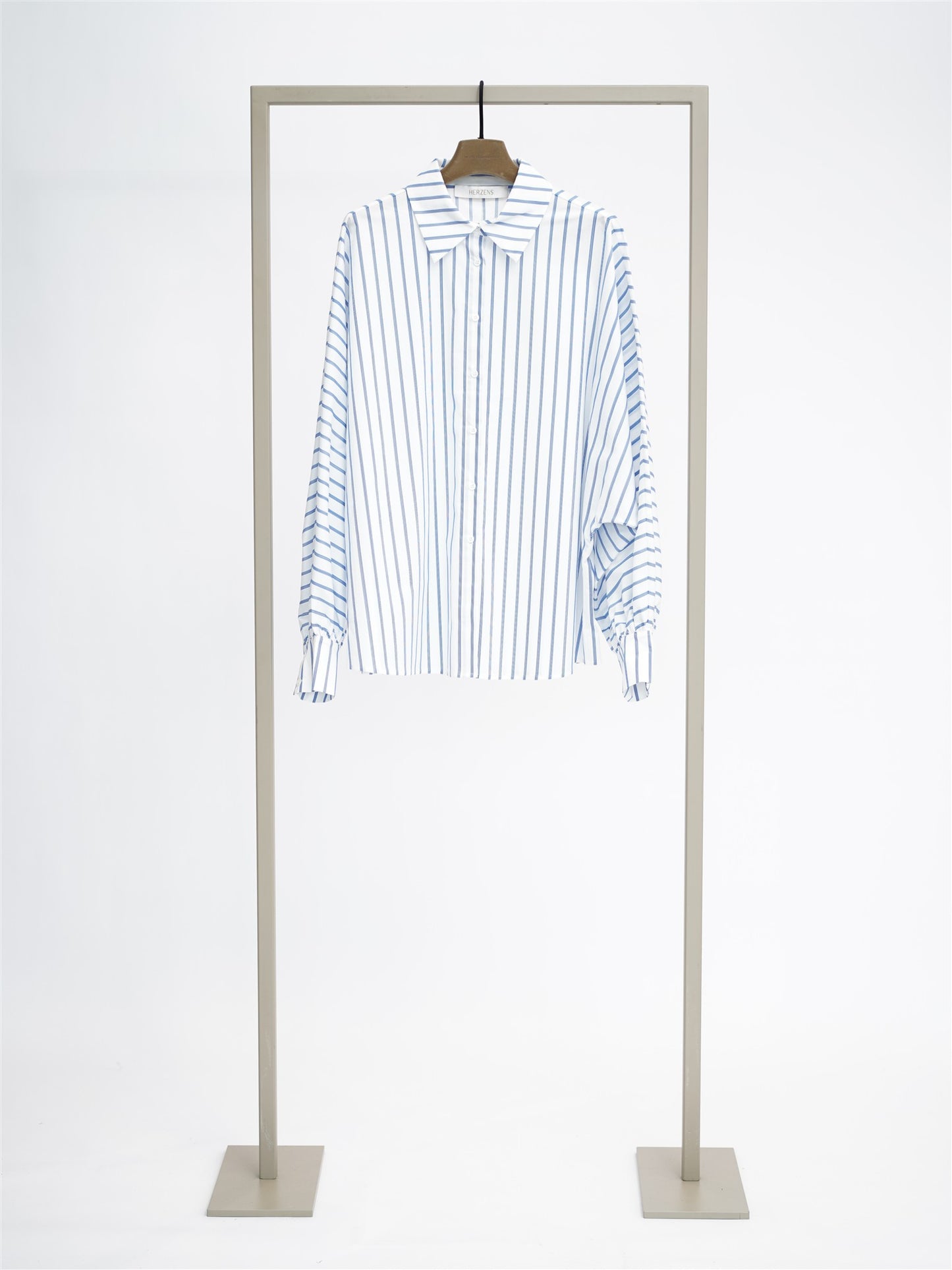Bluse azure superwhite | Bildmaterial bereitgestellt von SHOES.PLEASE.