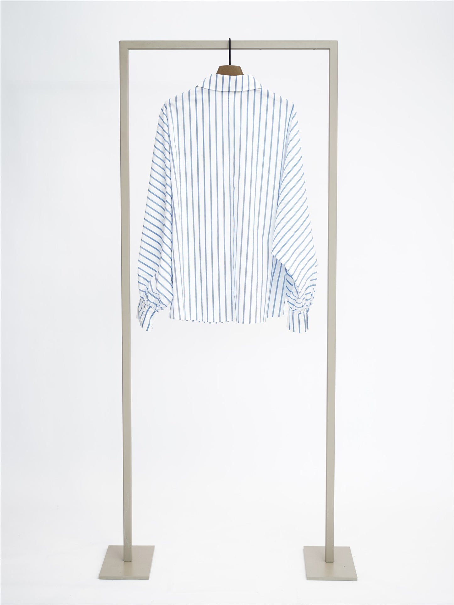 Bluse azure superwhite | Bildmaterial bereitgestellt von SHOES.PLEASE.