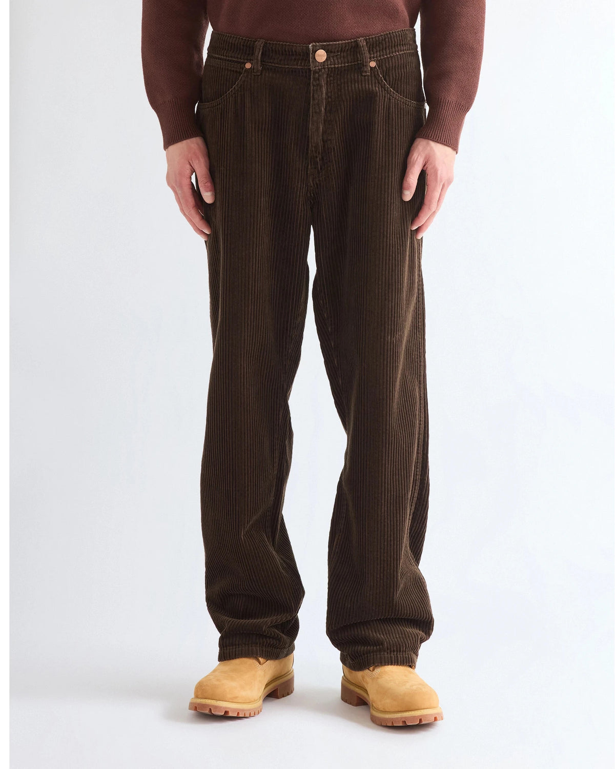 LOOSE STRAIGHT  coffee | Bildmaterial bereitgestellt von SHOES.PLEASE.