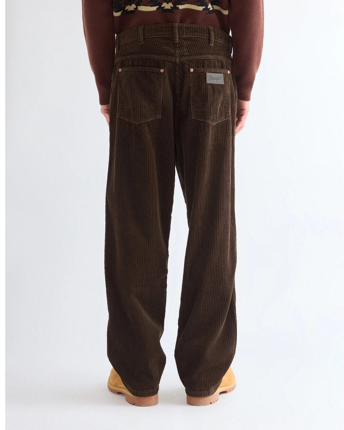 LOOSE STRAIGHT  coffee | Bildmaterial bereitgestellt von SHOES.PLEASE.