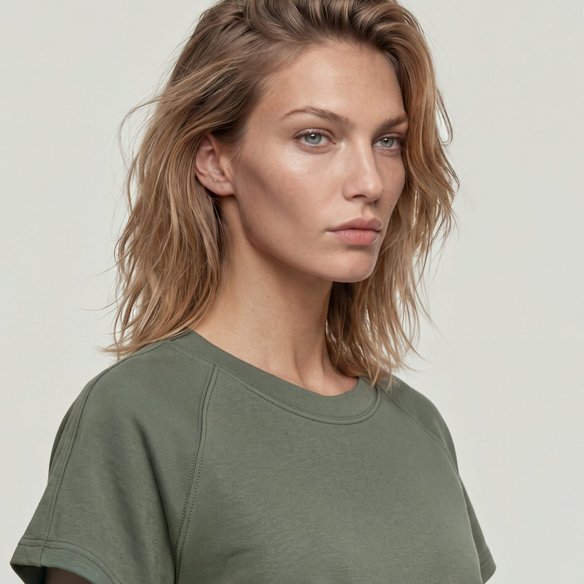 Raglan r t wmn green | Bildmaterial bereitgestellt von SHOES.PLEASE.