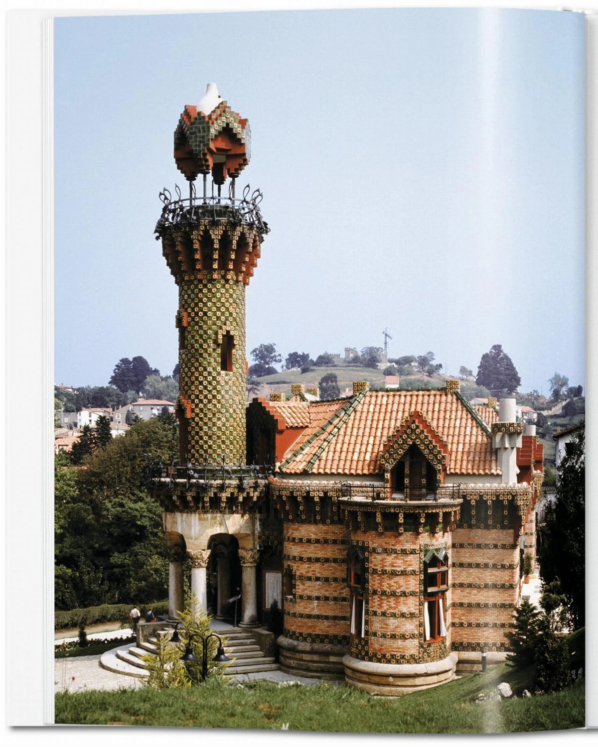 Gaudi | Bildmaterial bereitgestellt von SHOES.PLEASE.