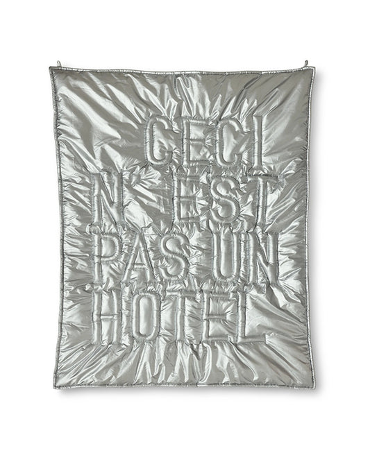 Wall art 'Ceci n'est pas un hôtel' silver