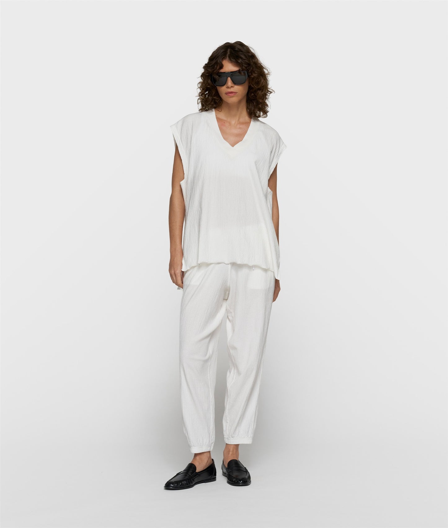 cropped easy jogger ecru | Bildmaterial bereitgestellt von SHOES.PLEASE.