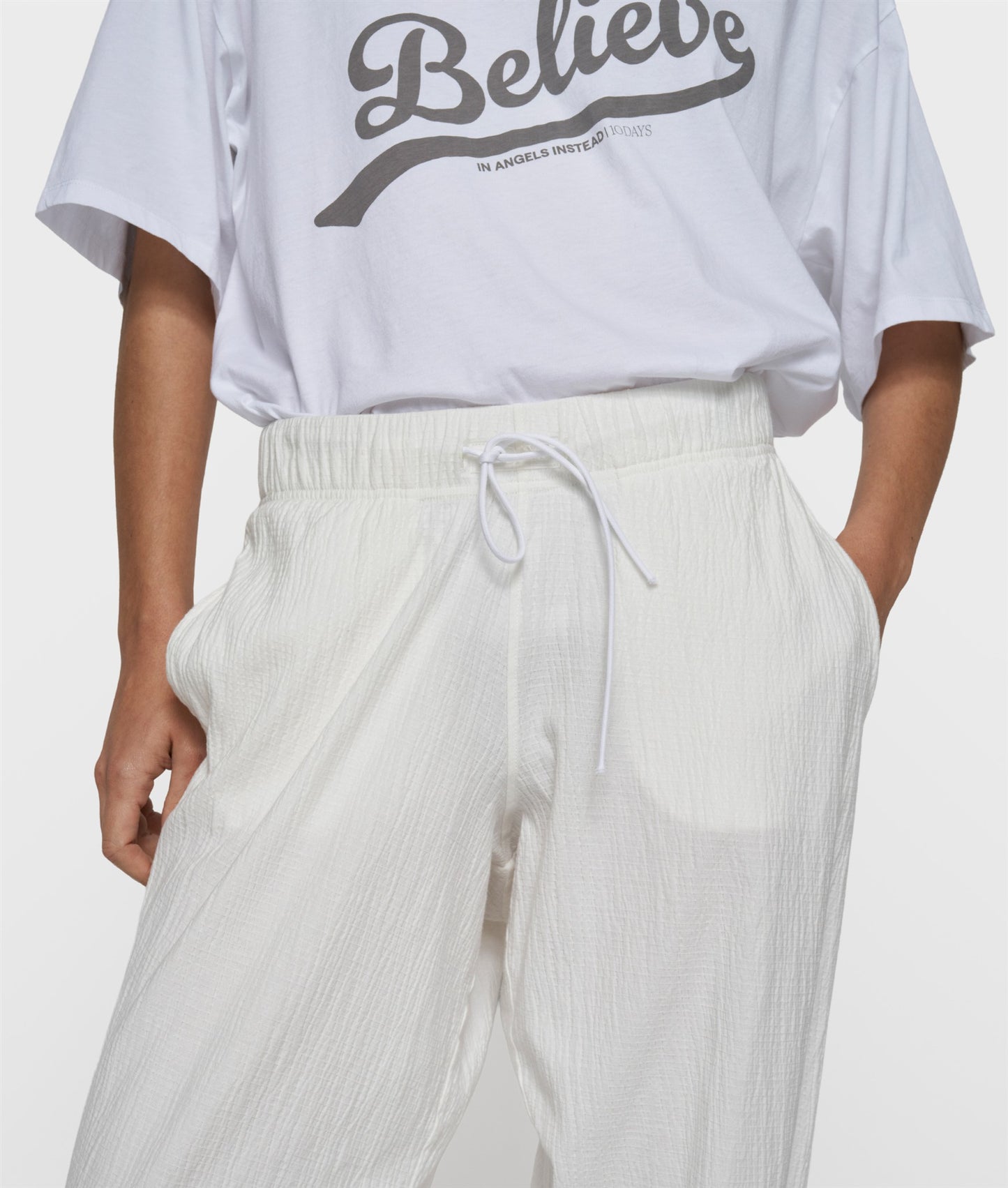 cropped easy jogger ecru | Bildmaterial bereitgestellt von SHOES.PLEASE.