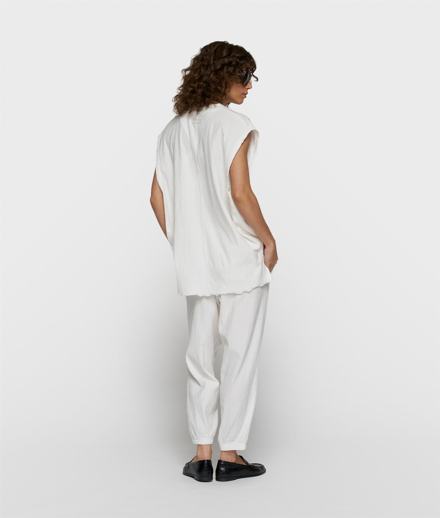 cropped easy jogger ecru | Bildmaterial bereitgestellt von SHOES.PLEASE.