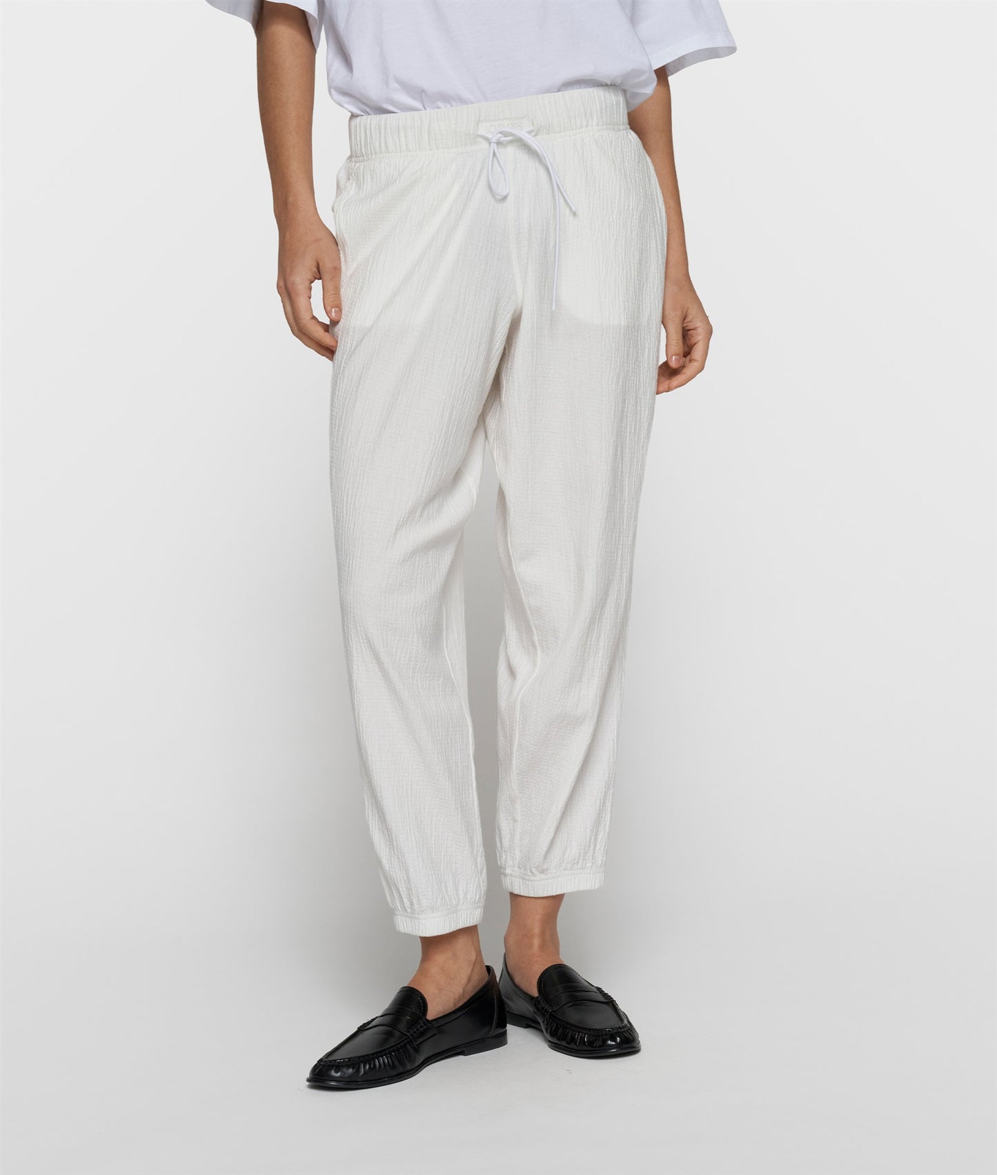 cropped easy jogger ecru | Bildmaterial bereitgestellt von SHOES.PLEASE.