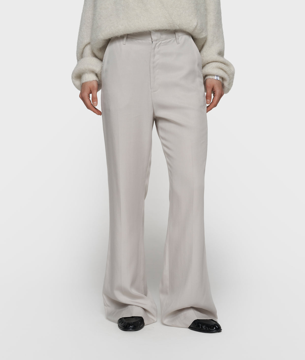fluid trousers stone | Bildmaterial bereitgestellt von SHOES.PLEASE.