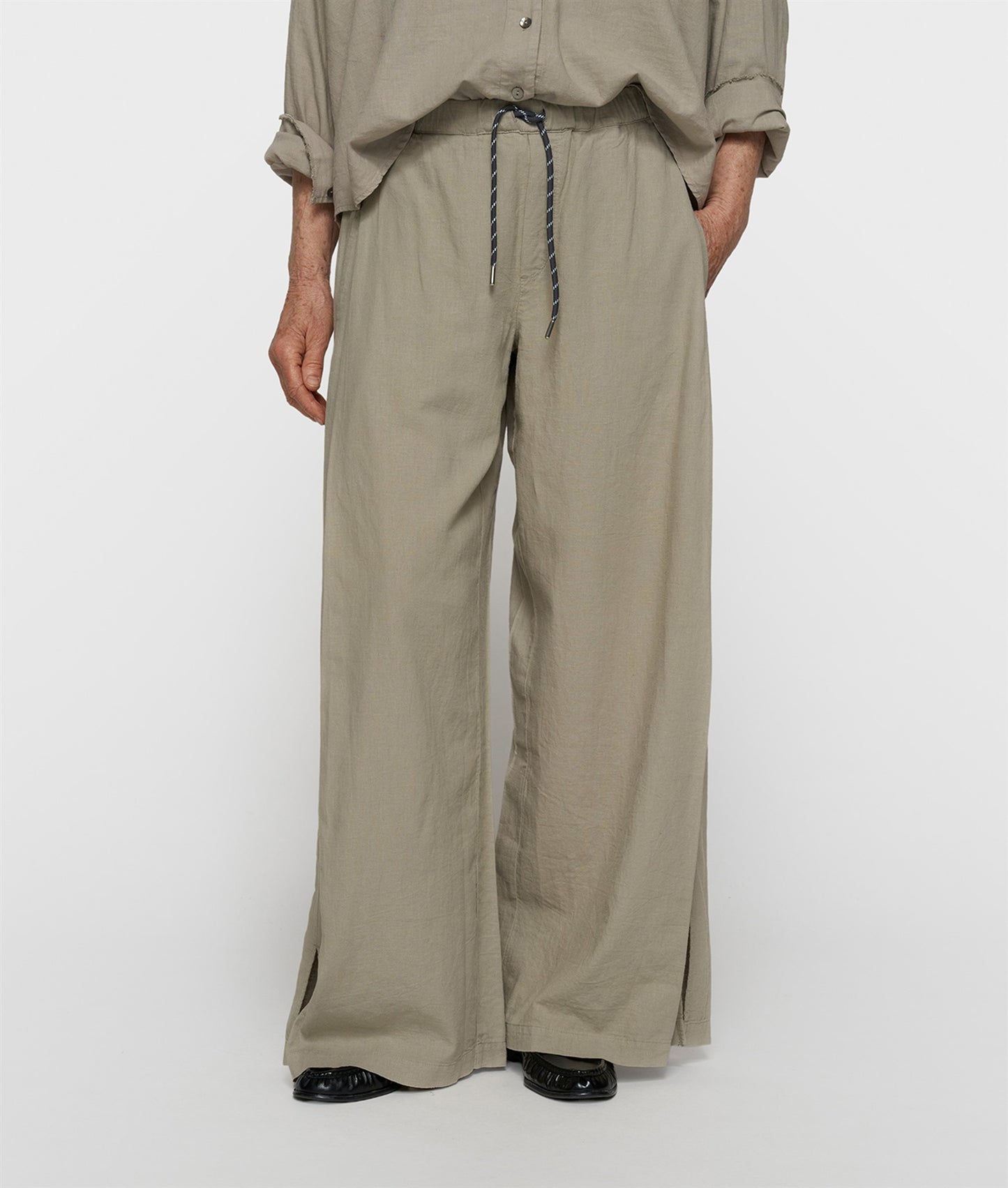 cotton linen pants slit fog | Bildmaterial bereitgestellt von SHOES.PLEASE.