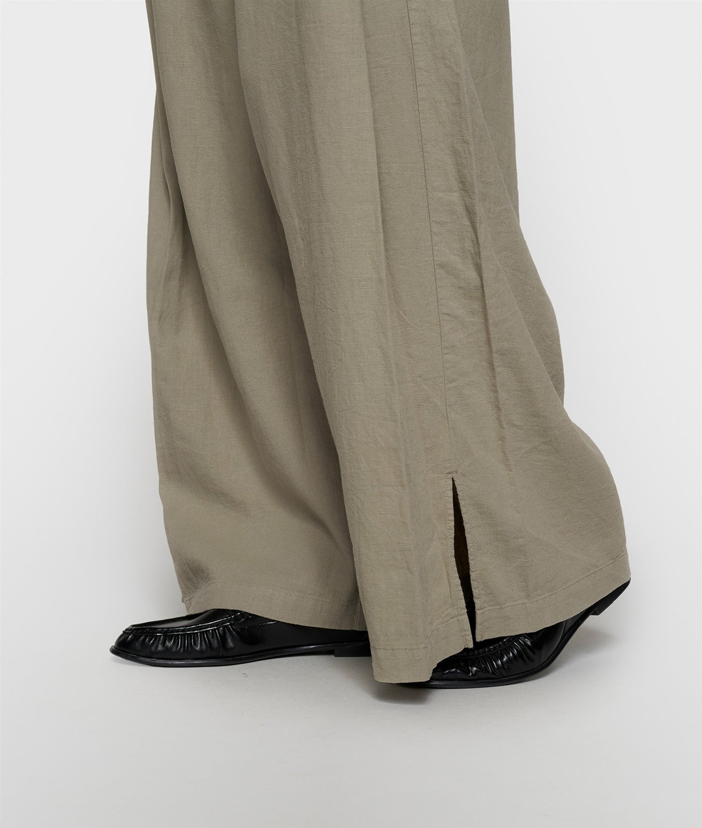 cotton linen pants slit fog | Bildmaterial bereitgestellt von SHOES.PLEASE.