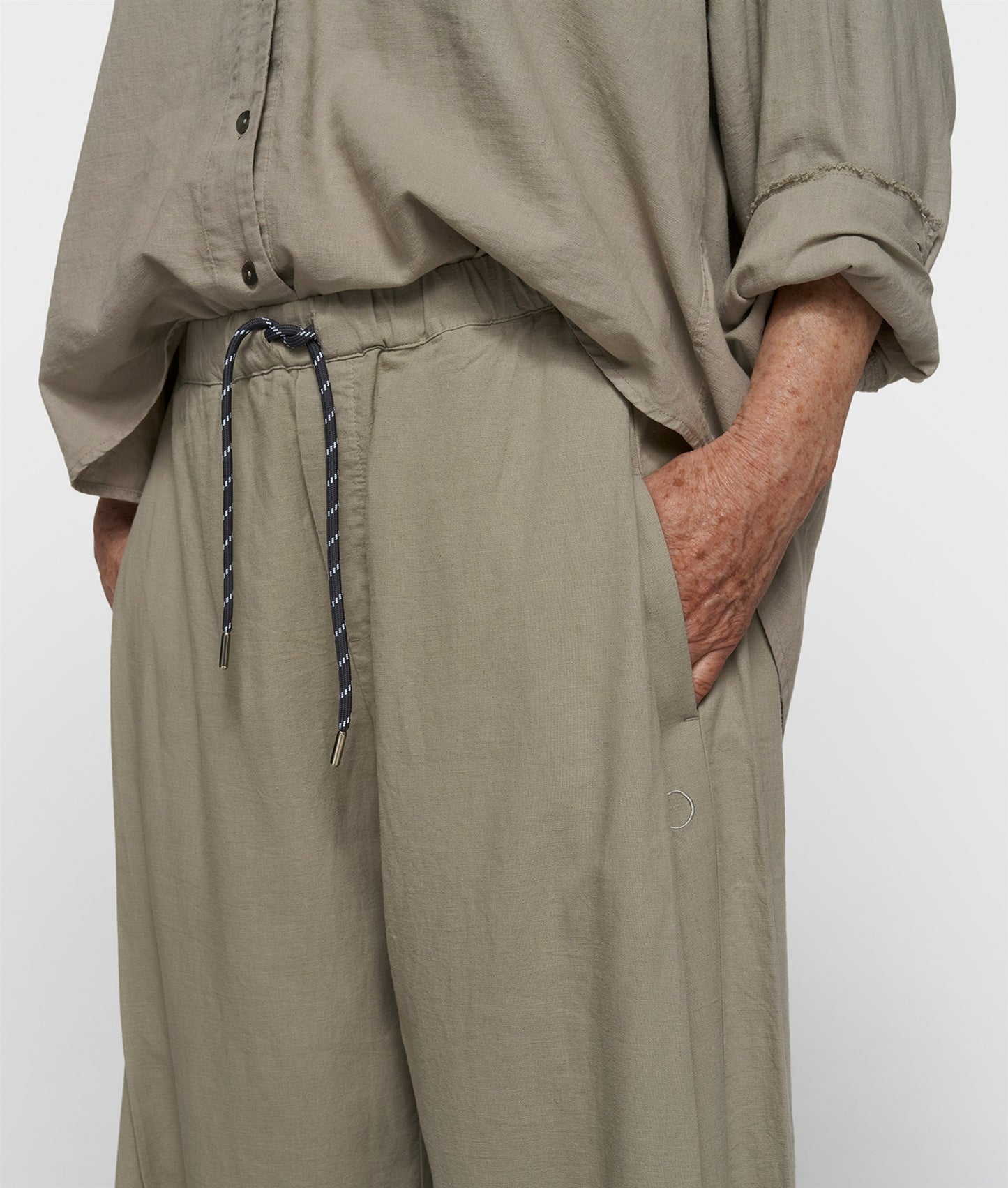 cotton linen pants slit fog | Bildmaterial bereitgestellt von SHOES.PLEASE.