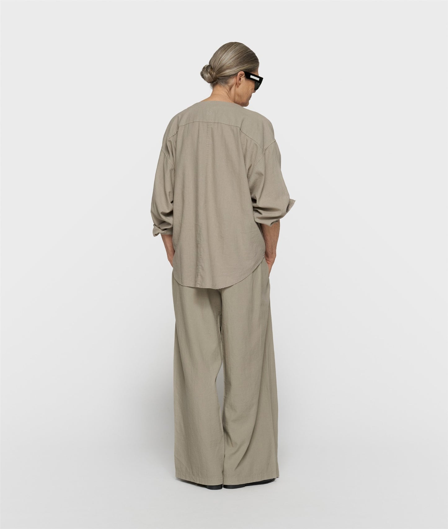 cotton linen pants slit fog | Bildmaterial bereitgestellt von SHOES.PLEASE.