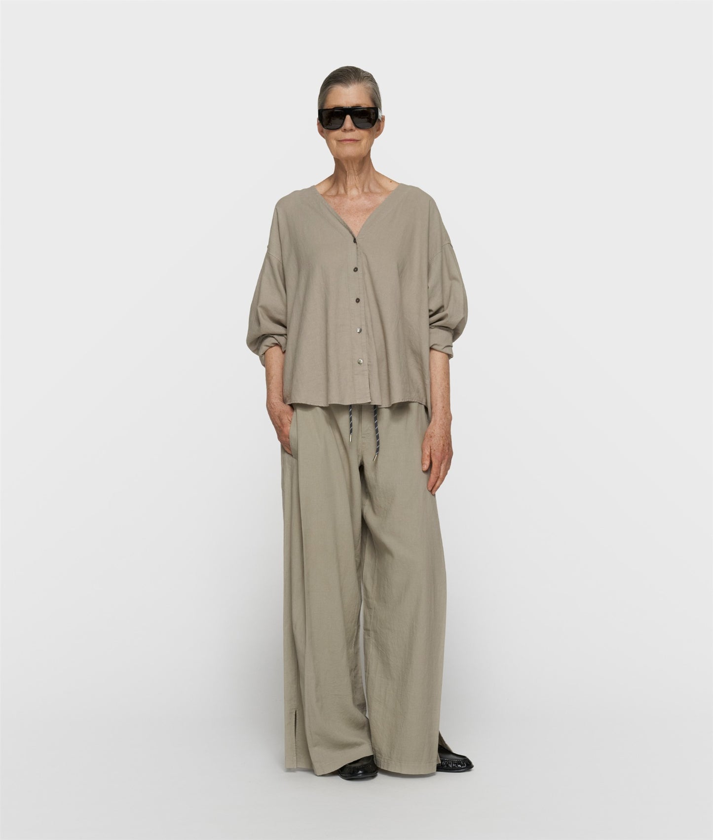 cotton linen pants slit fog | Bildmaterial bereitgestellt von SHOES.PLEASE.