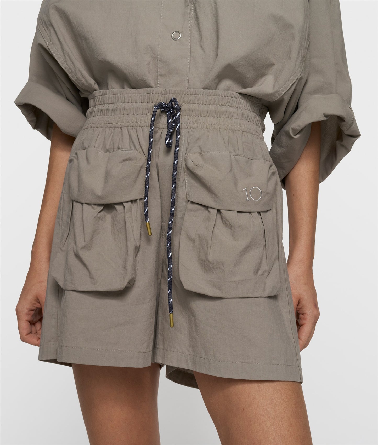 crinkle utility shorts fog | Bildmaterial bereitgestellt von SHOES.PLEASE.