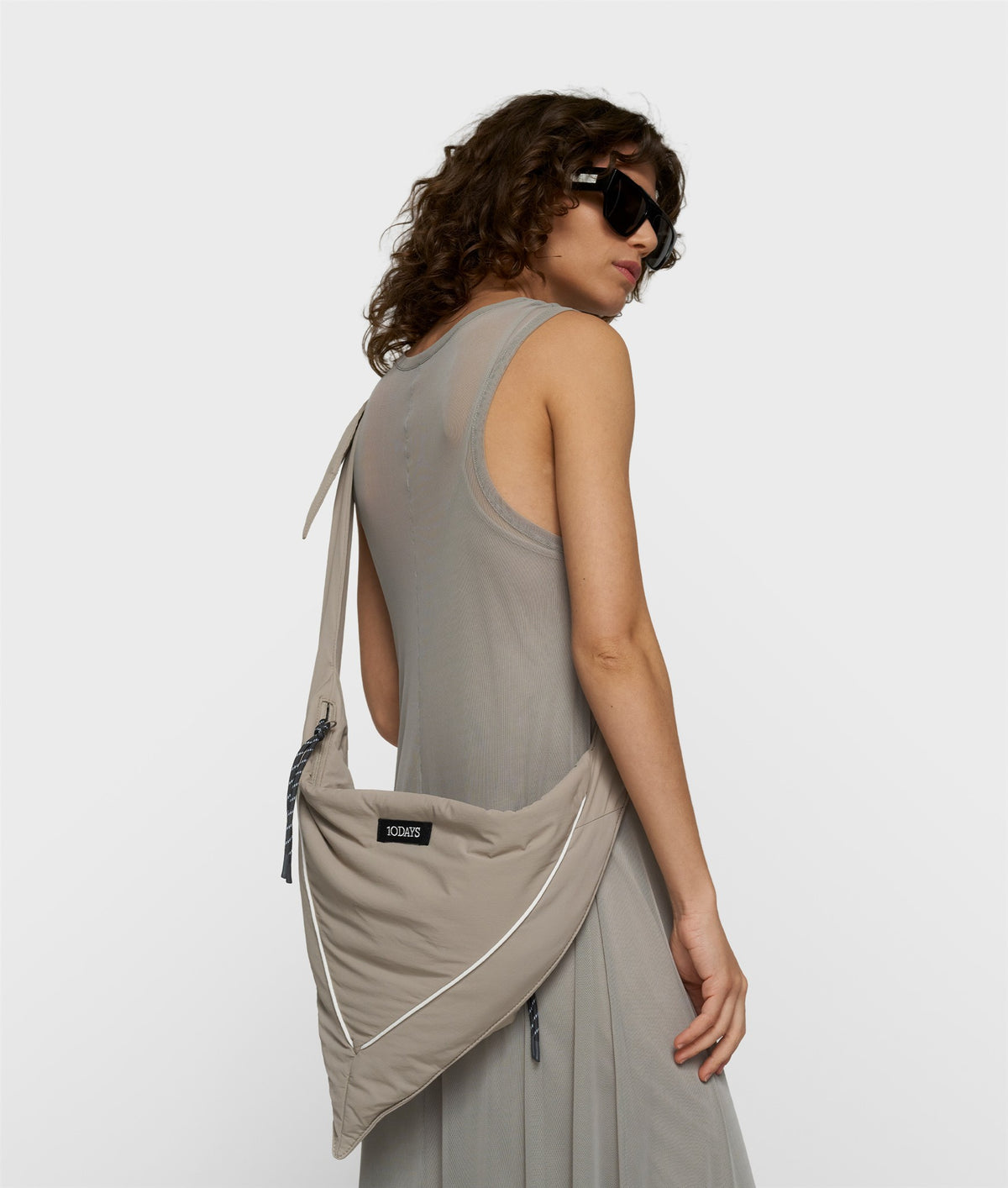 mesh dress fog | Bildmaterial bereitgestellt von SHOES.PLEASE.