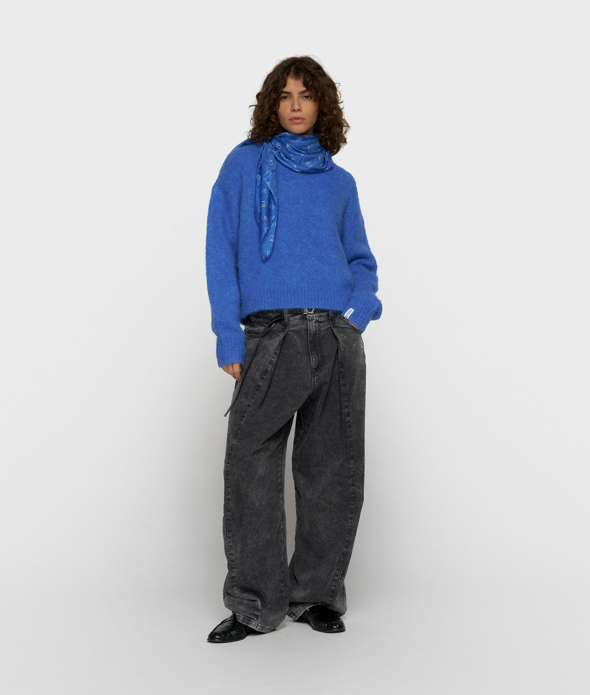 hairy knit sweater ultramarine | Bildmaterial bereitgestellt von SHOES.PLEASE.