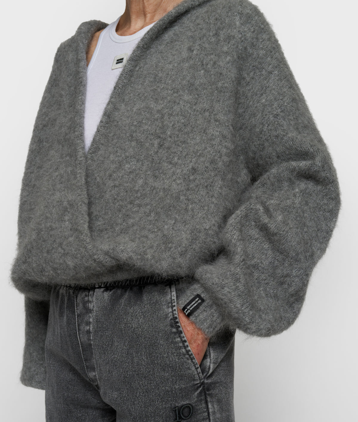 hooded knit sweater grey melee | Bildmaterial bereitgestellt von SHOES.PLEASE.