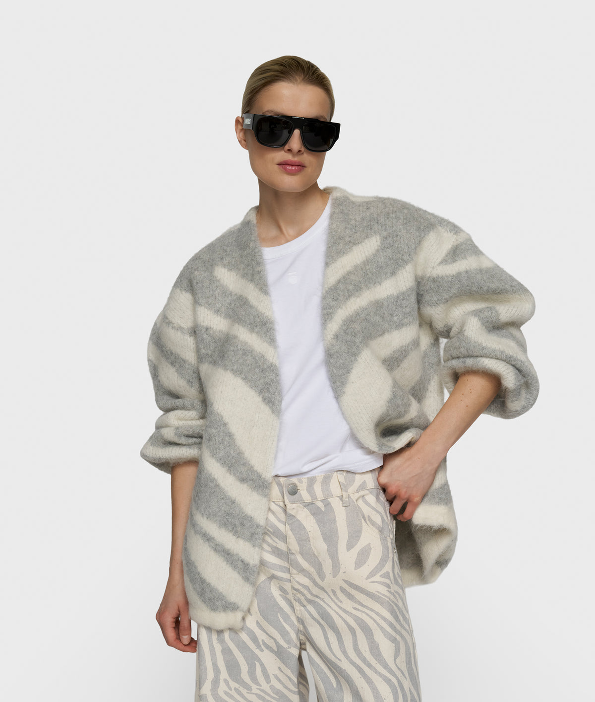knit cardigan zebra ecru | Bildmaterial bereitgestellt von SHOES.PLEASE.