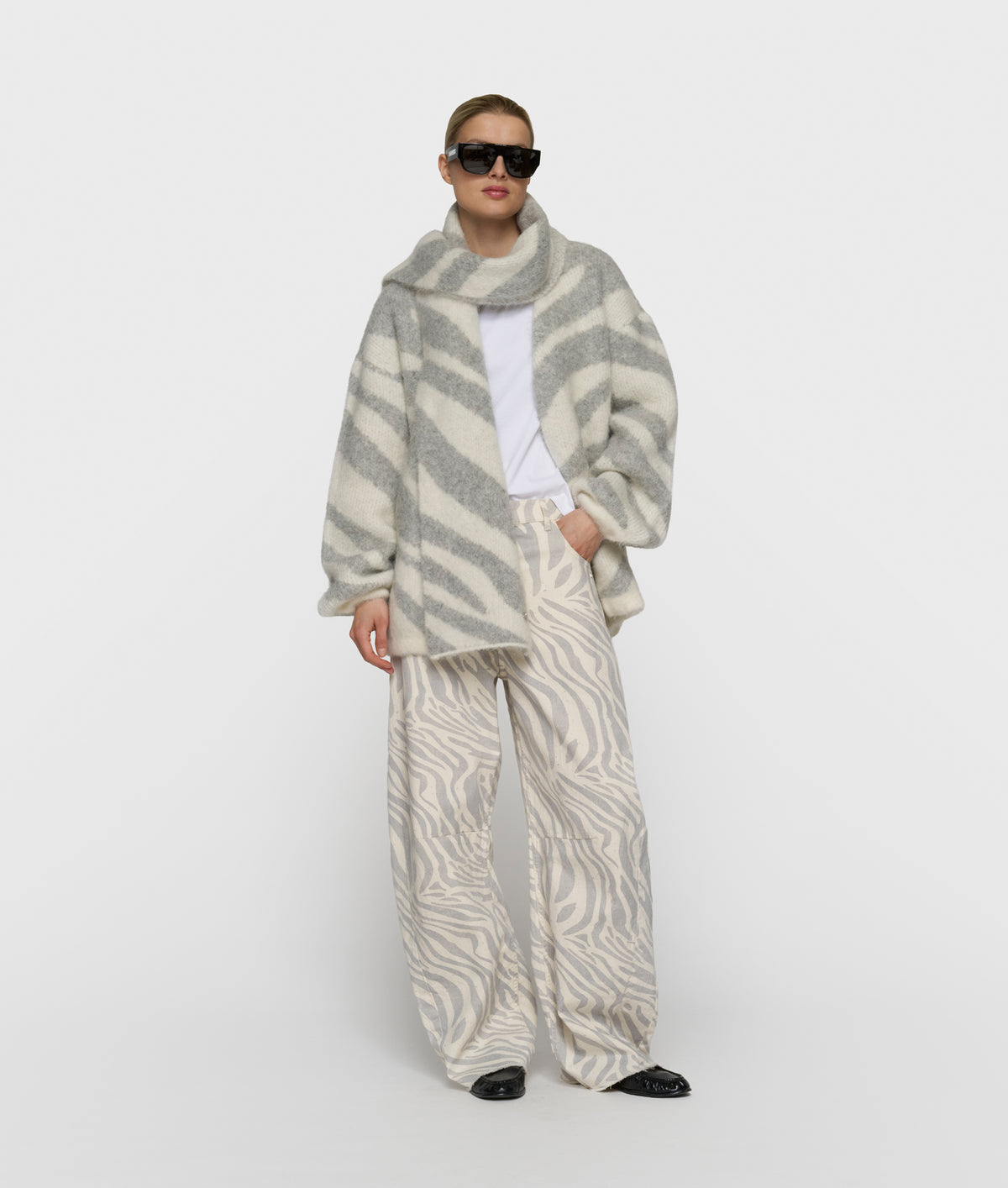 knit cardigan zebra ecru | Bildmaterial bereitgestellt von SHOES.PLEASE.