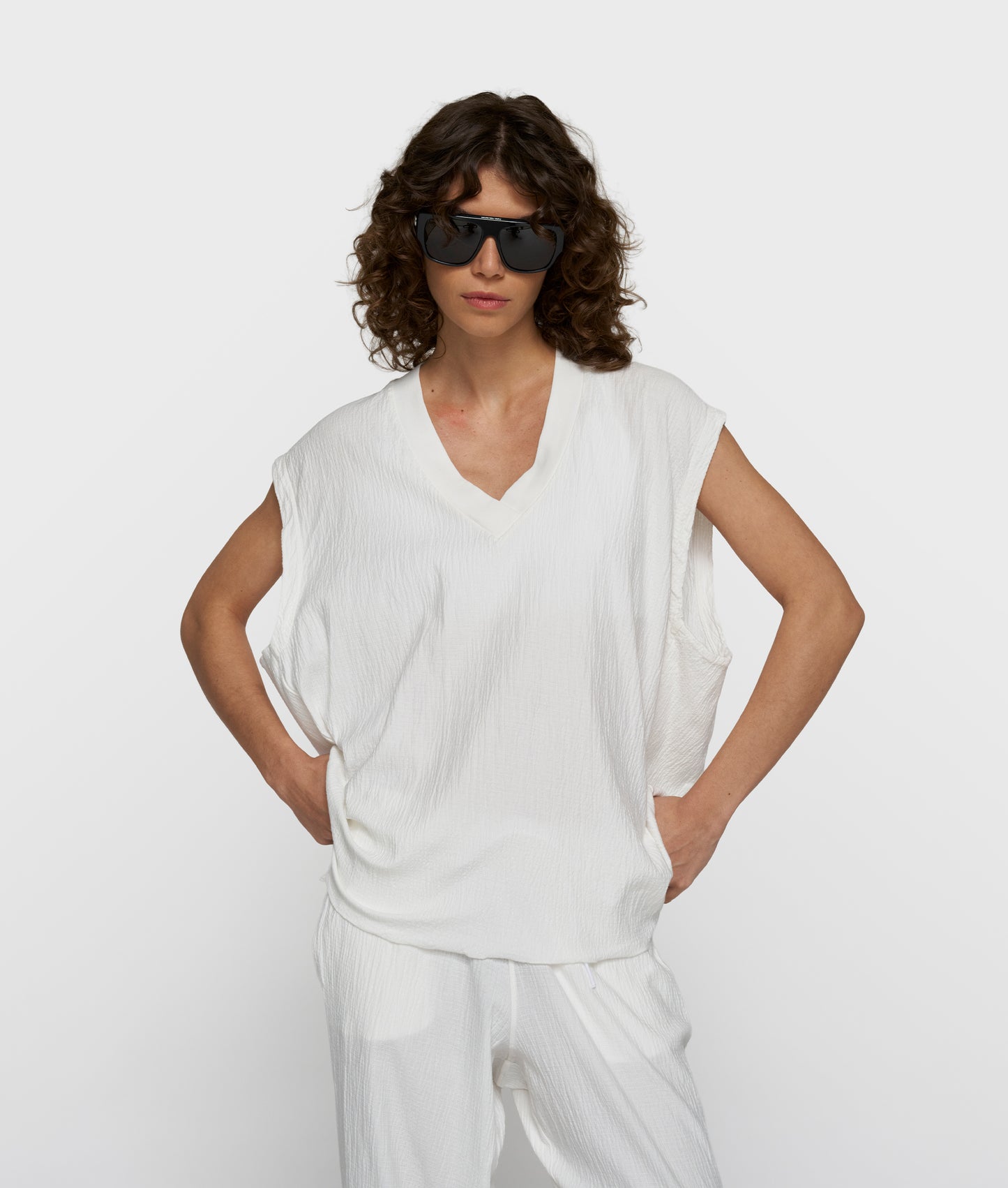 v-neck crinkle top ecru | Bildmaterial bereitgestellt von SHOES.PLEASE.