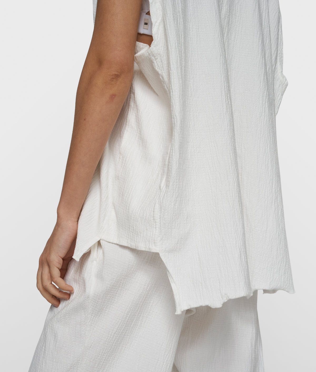 v-neck crinkle top ecru | Bildmaterial bereitgestellt von SHOES.PLEASE.