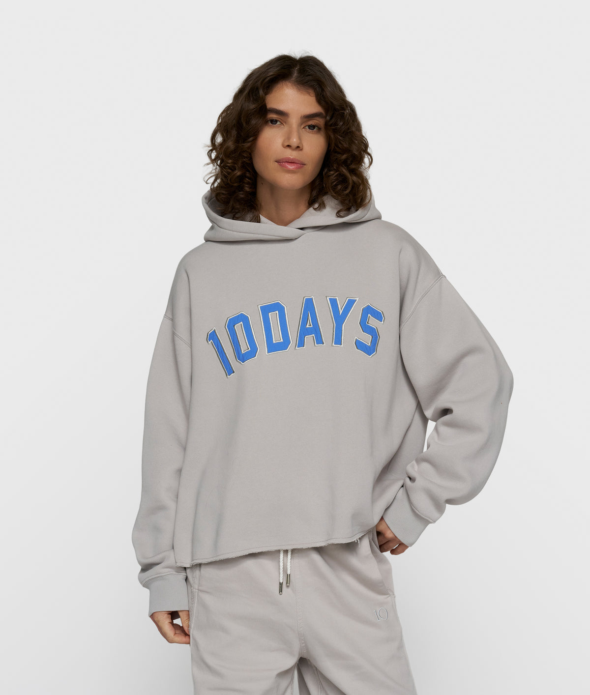 statement hoodie stone | Bildmaterial bereitgestellt von SHOES.PLEASE.