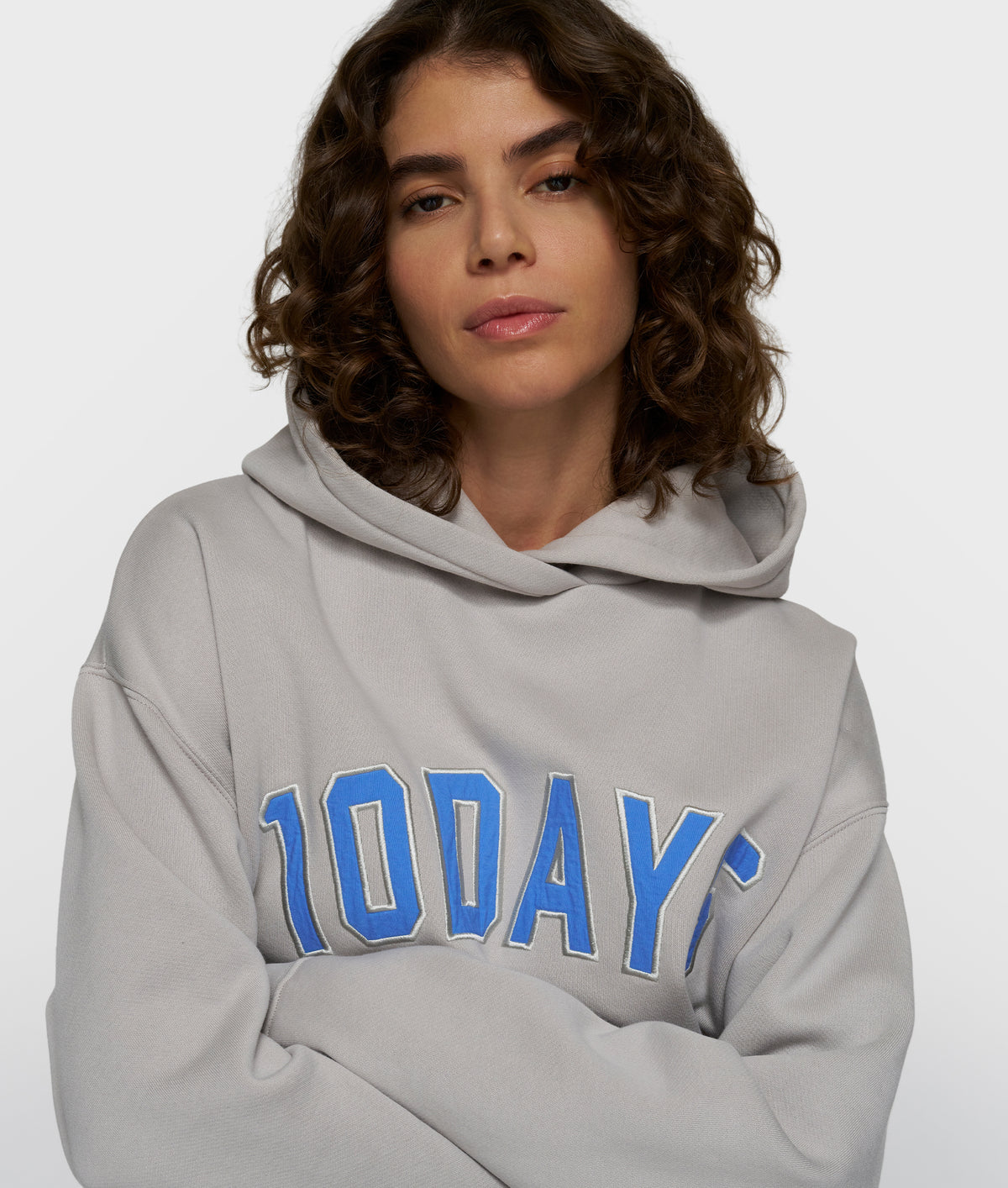 statement hoodie stone | Bildmaterial bereitgestellt von SHOES.PLEASE.