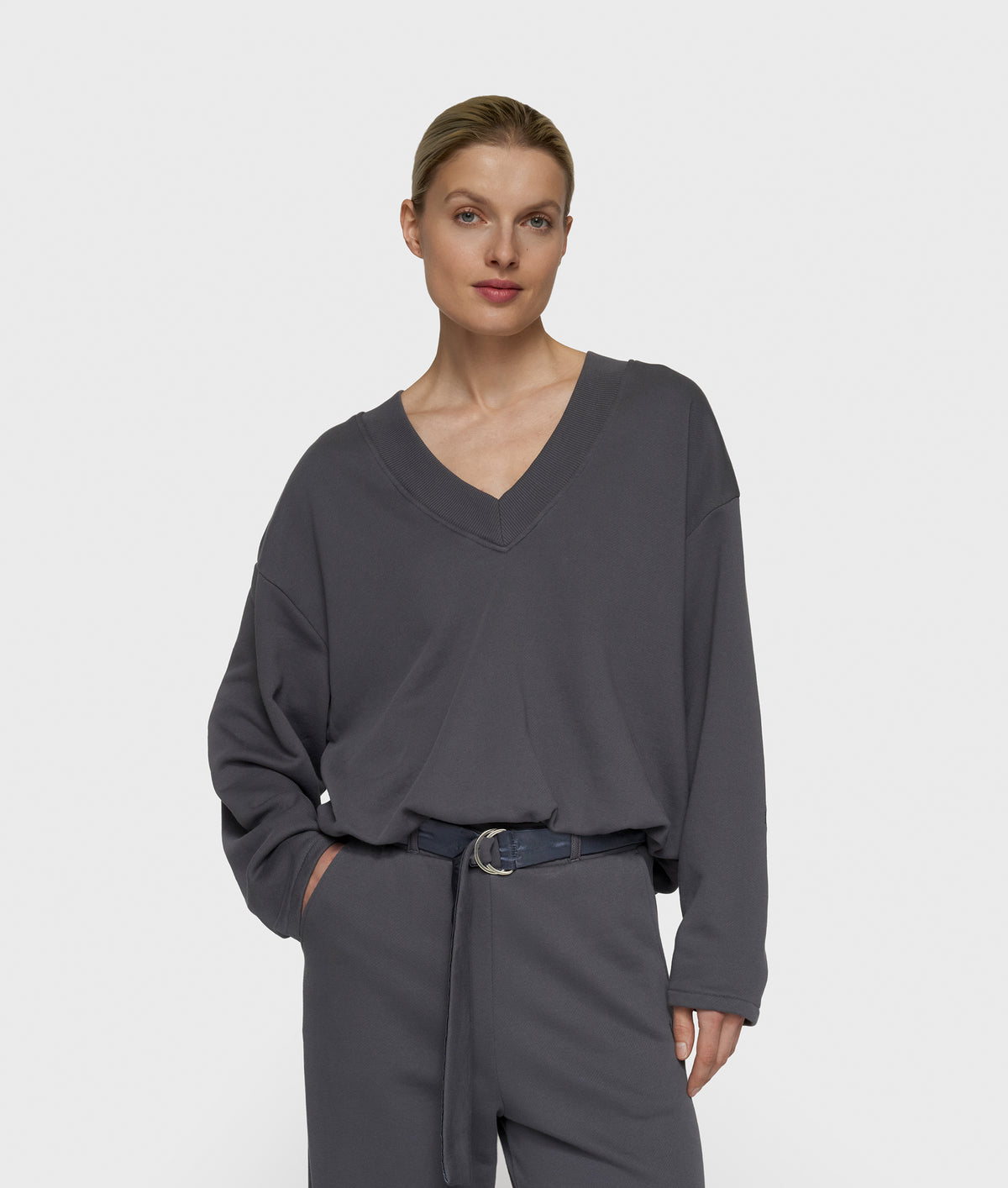 v-neck balloon sweater steel blue | Bildmaterial bereitgestellt von SHOES.PLEASE.