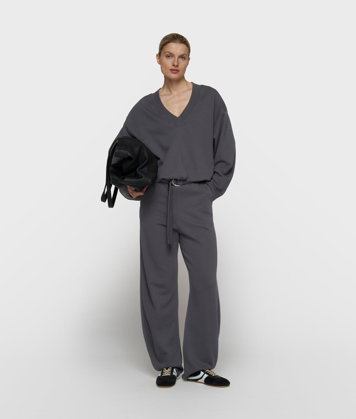 v-neck balloon sweater steel blue | Bildmaterial bereitgestellt von SHOES.PLEASE.