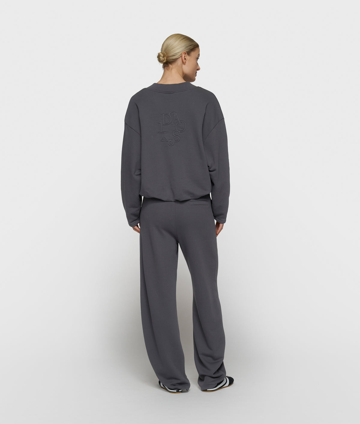 v-neck balloon sweater steel blue | Bildmaterial bereitgestellt von SHOES.PLEASE.