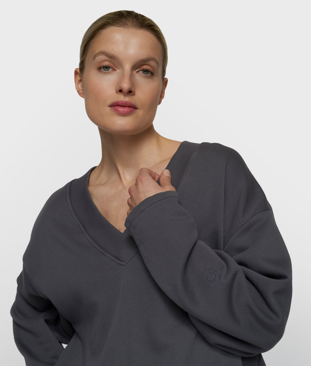 v-neck balloon sweater steel blue | Bildmaterial bereitgestellt von SHOES.PLEASE.