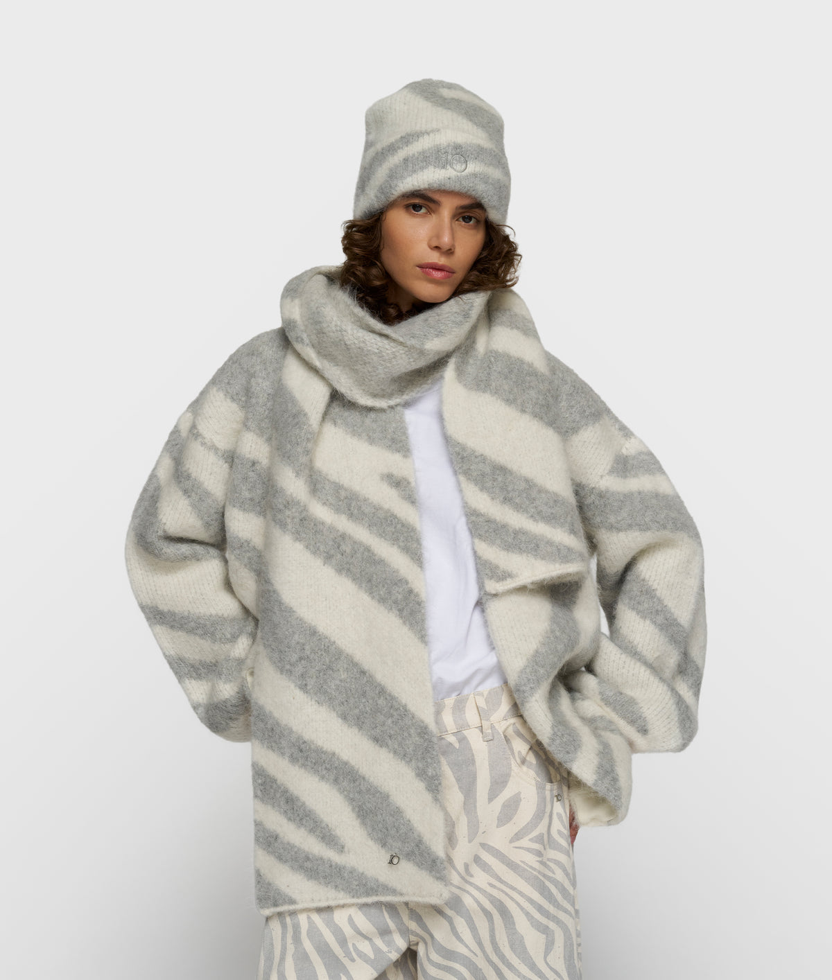 knit scarf zebra ecru | Bildmaterial bereitgestellt von SHOES.PLEASE.