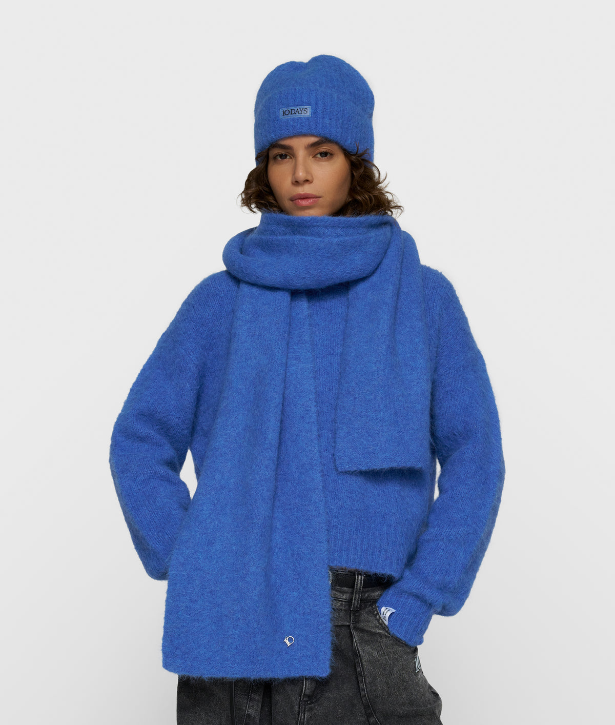hairy knit scarf ultramarine | Bildmaterial bereitgestellt von SHOES.PLEASE.