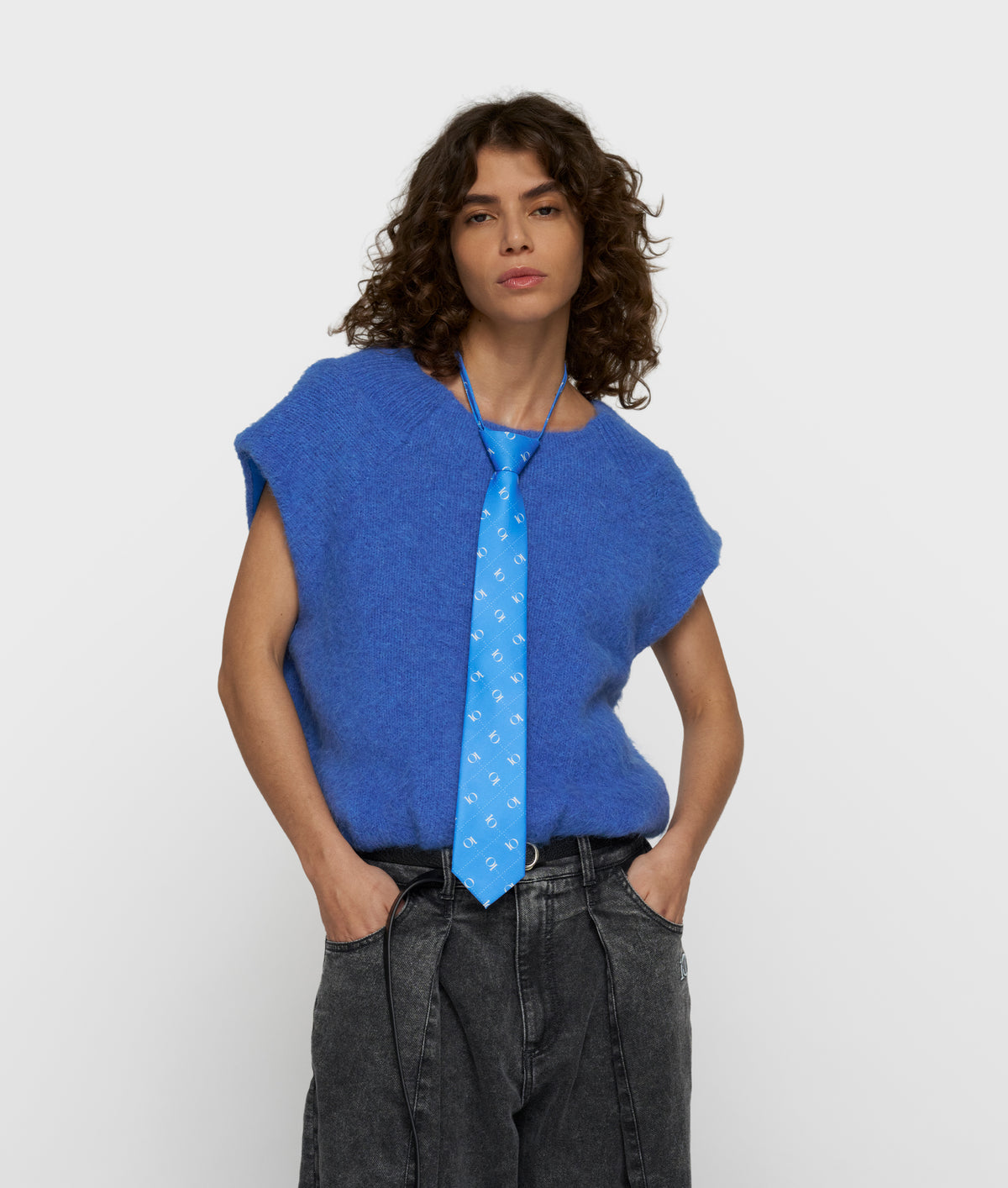 tie monogram ultramarine | Bildmaterial bereitgestellt von SHOES.PLEASE.