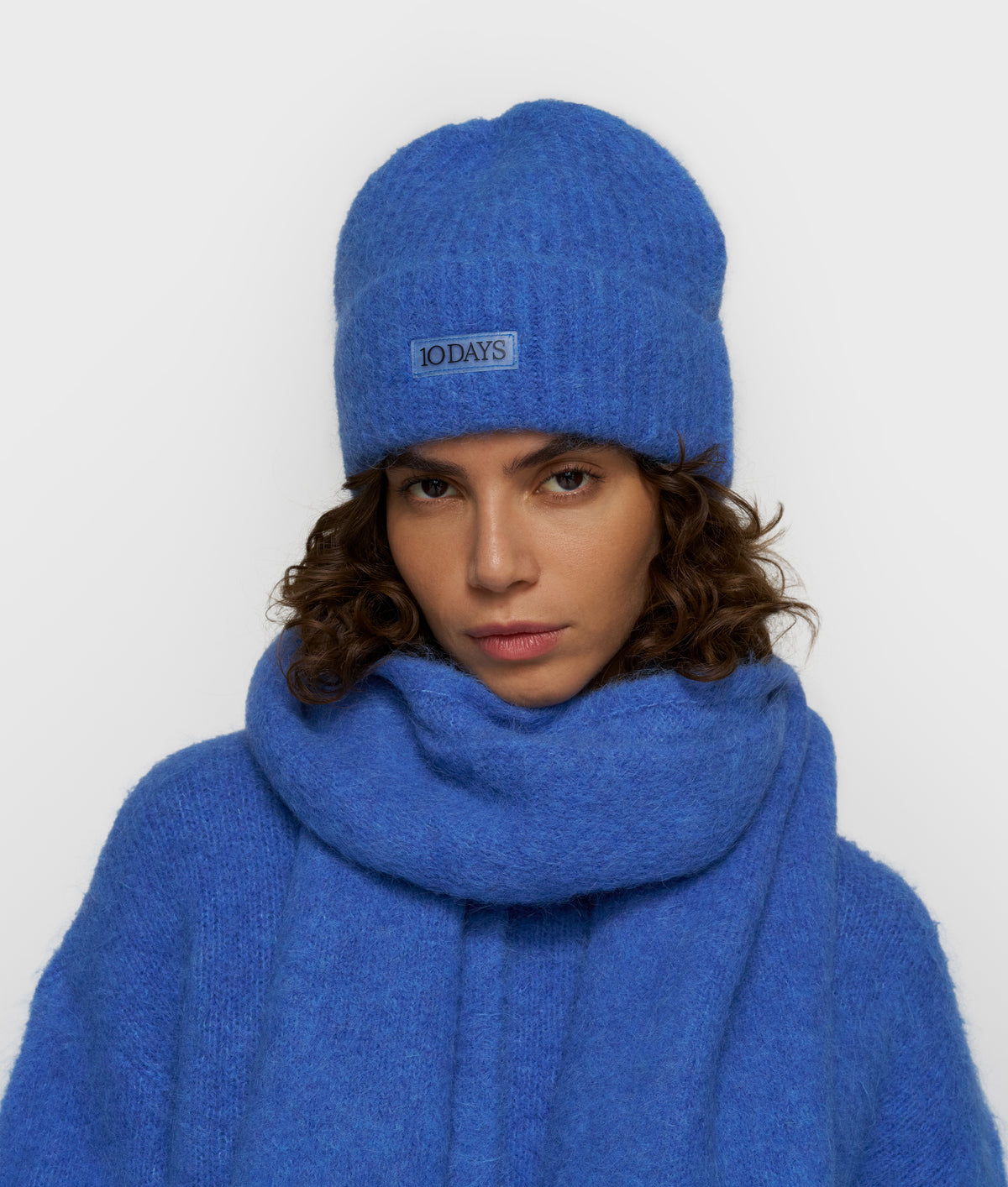 hairy beanie ultramarine | Bildmaterial bereitgestellt von SHOES.PLEASE.
