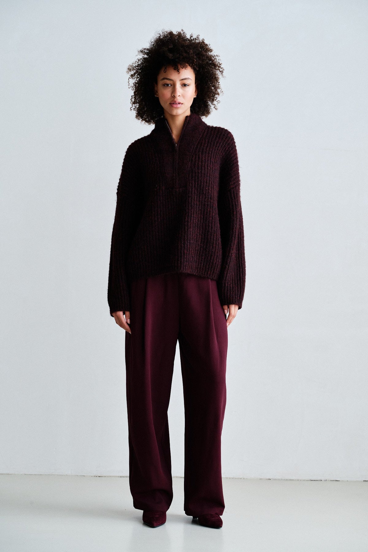 Jumper aubergine | Bildmaterial bereitgestellt von SHOES.PLEASE.