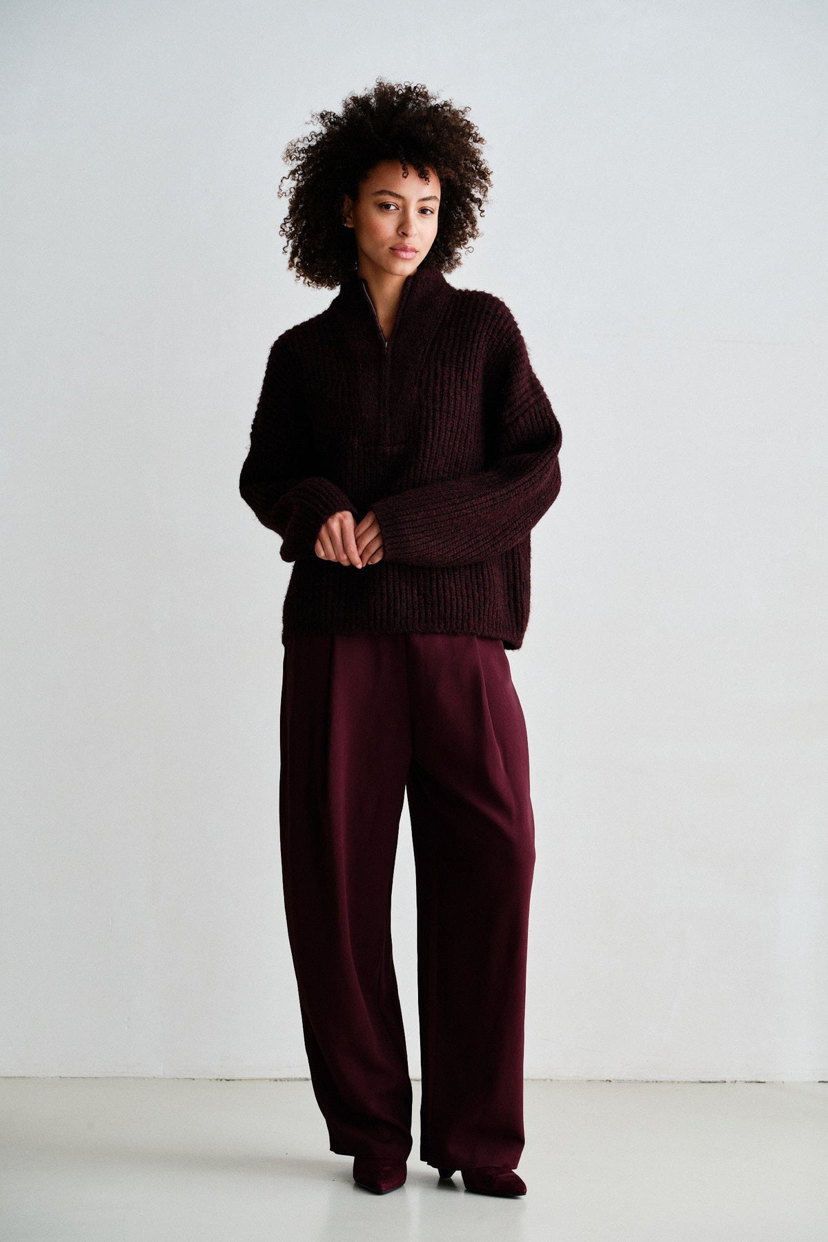 Jumper aubergine | Bildmaterial bereitgestellt von SHOES.PLEASE.