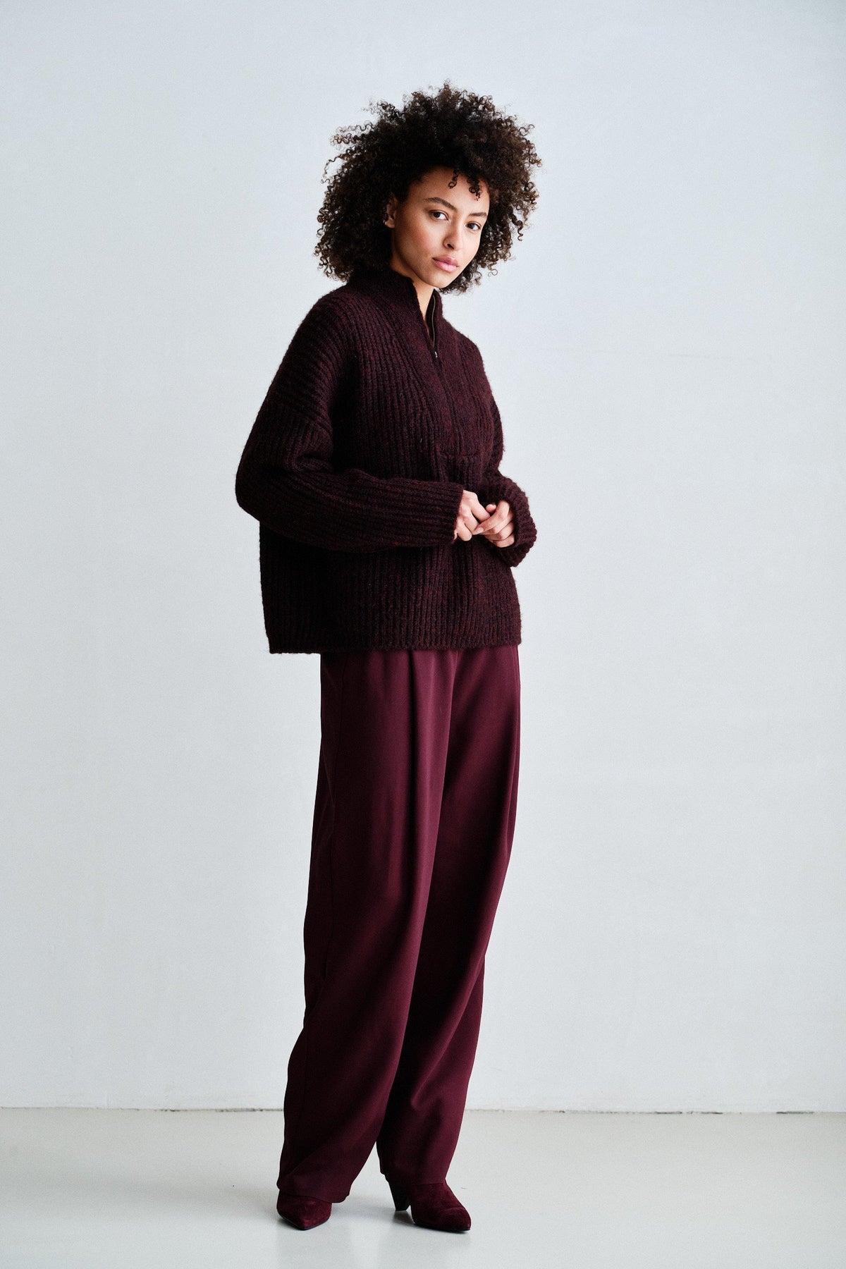 Jumper aubergine | Bildmaterial bereitgestellt von SHOES.PLEASE.