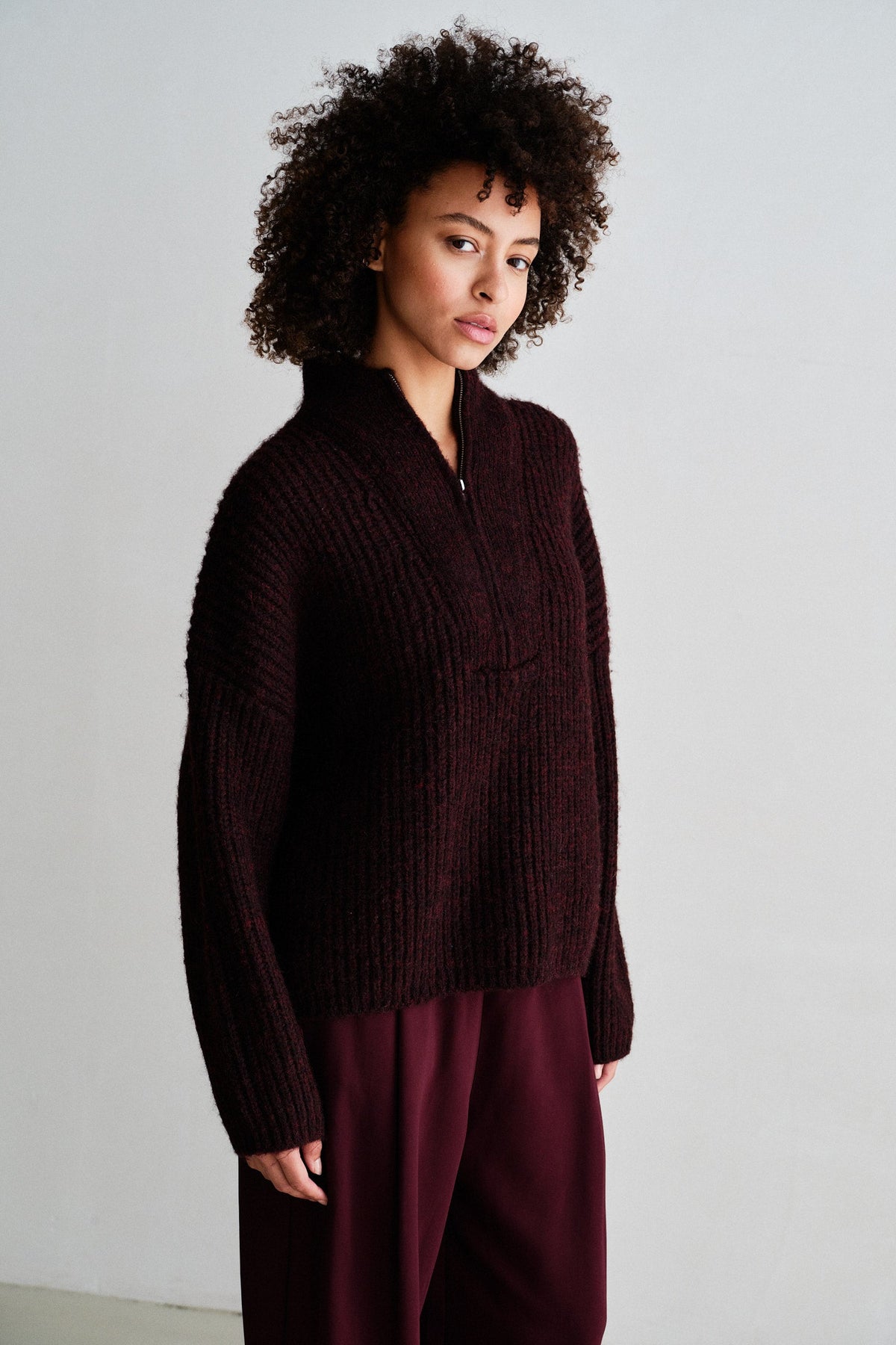 Jumper aubergine | Bildmaterial bereitgestellt von SHOES.PLEASE.