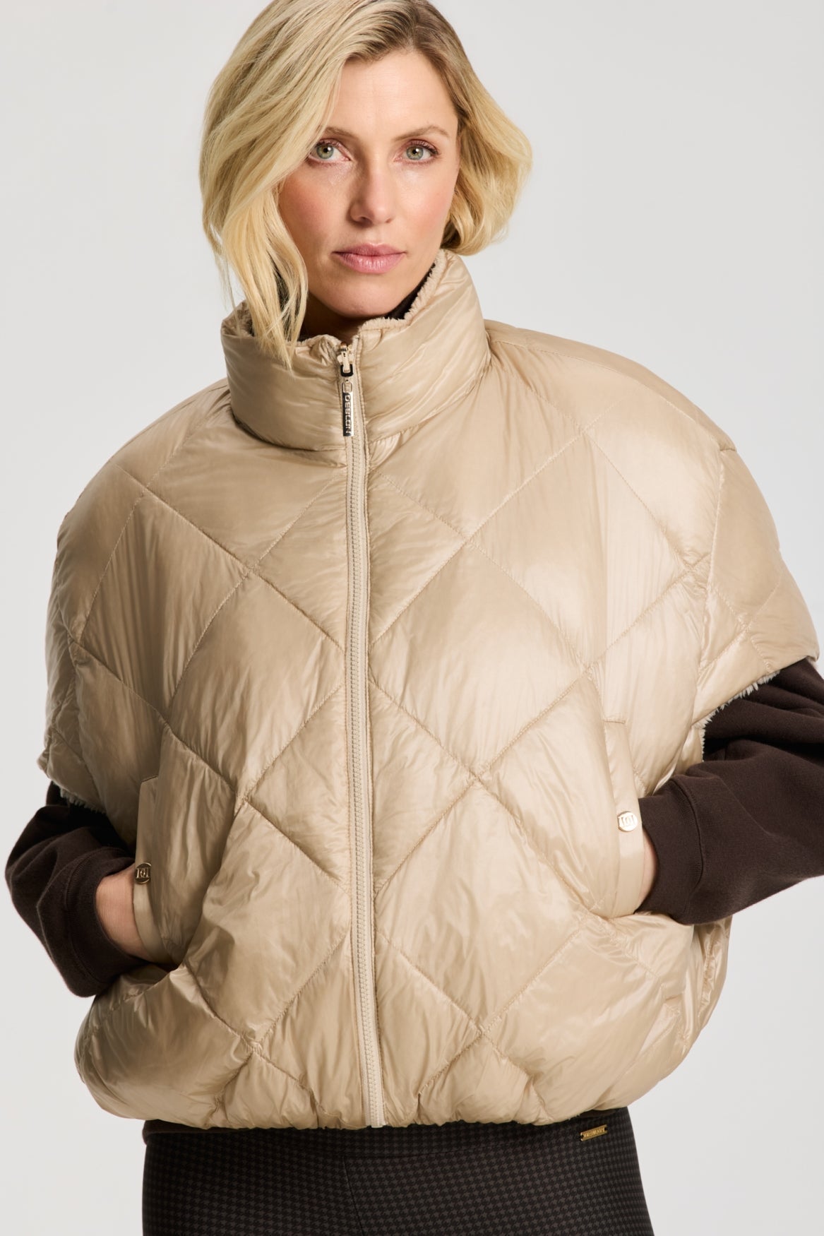 Hazel Reversible Bodywarmer sand | Bildmaterial bereitgestellt von SHOES.PLEASE.