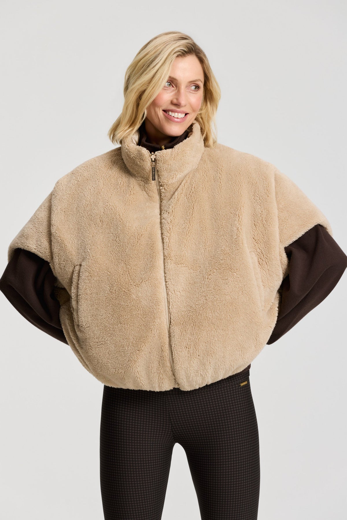 Hazel Reversible Bodywarmer sand | Bildmaterial bereitgestellt von SHOES.PLEASE.