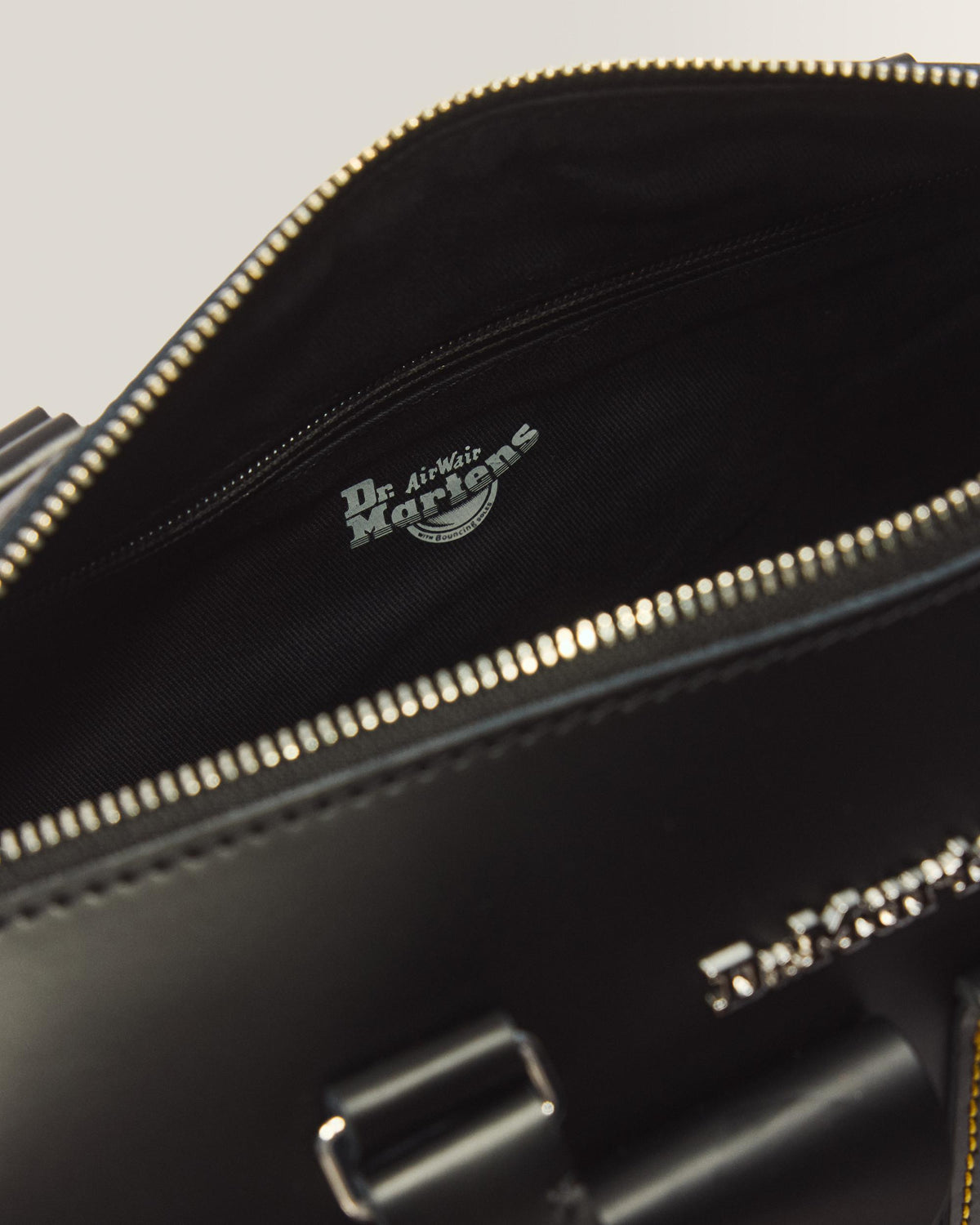 DR.MARTENS Taschen Top Handle Bag schwarz | Bildmaterial bereitgestellt von SHOES.PLEASE.