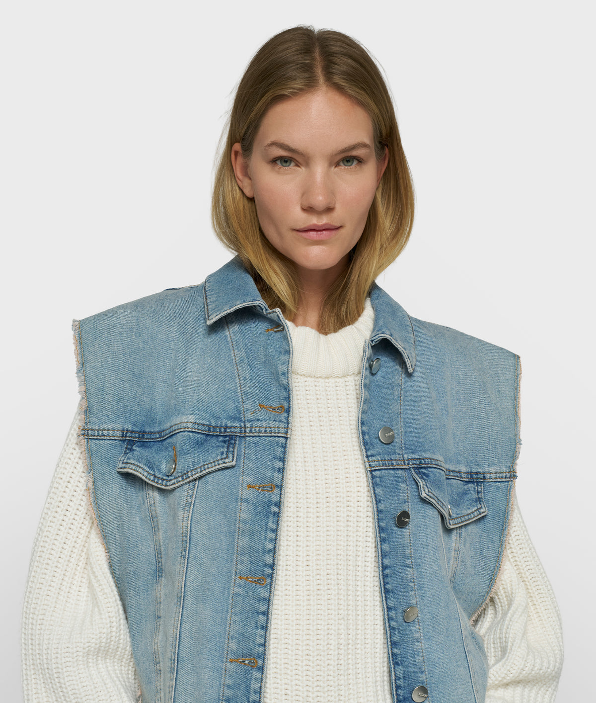 10DAYS Jeansweste Damen cropped blau | Bildmaterial bereitgestellt von SHOES.PLEASE.