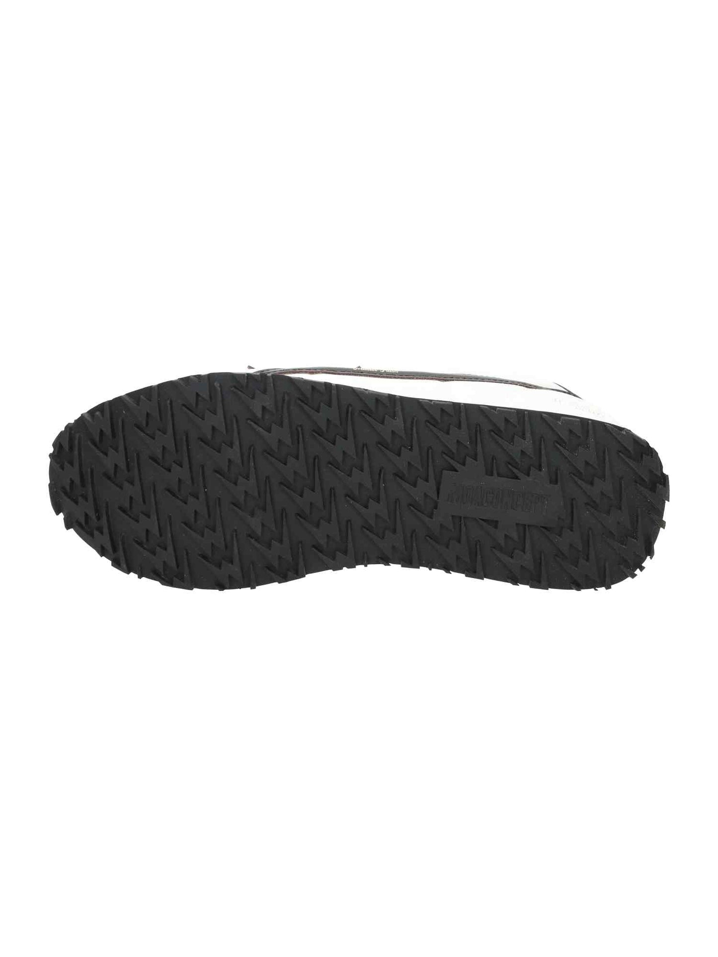 M Black Logo And Details white flash | Bildmaterial bereitgestellt von SHOES.PLEASE.