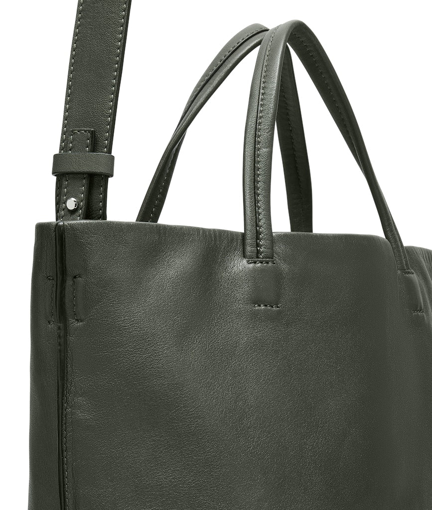 Hera Tote L Sheep Natural cypress green | Bildmaterial bereitgestellt von SHOES.PLEASE.