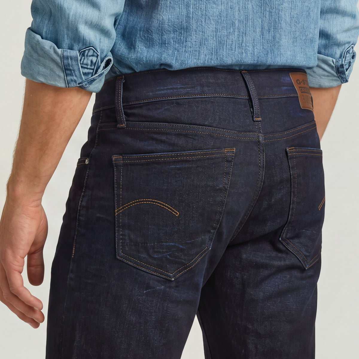 3301 tapered DNM dk aged | Bildmaterial bereitgestellt von SHOES.PLEASE.