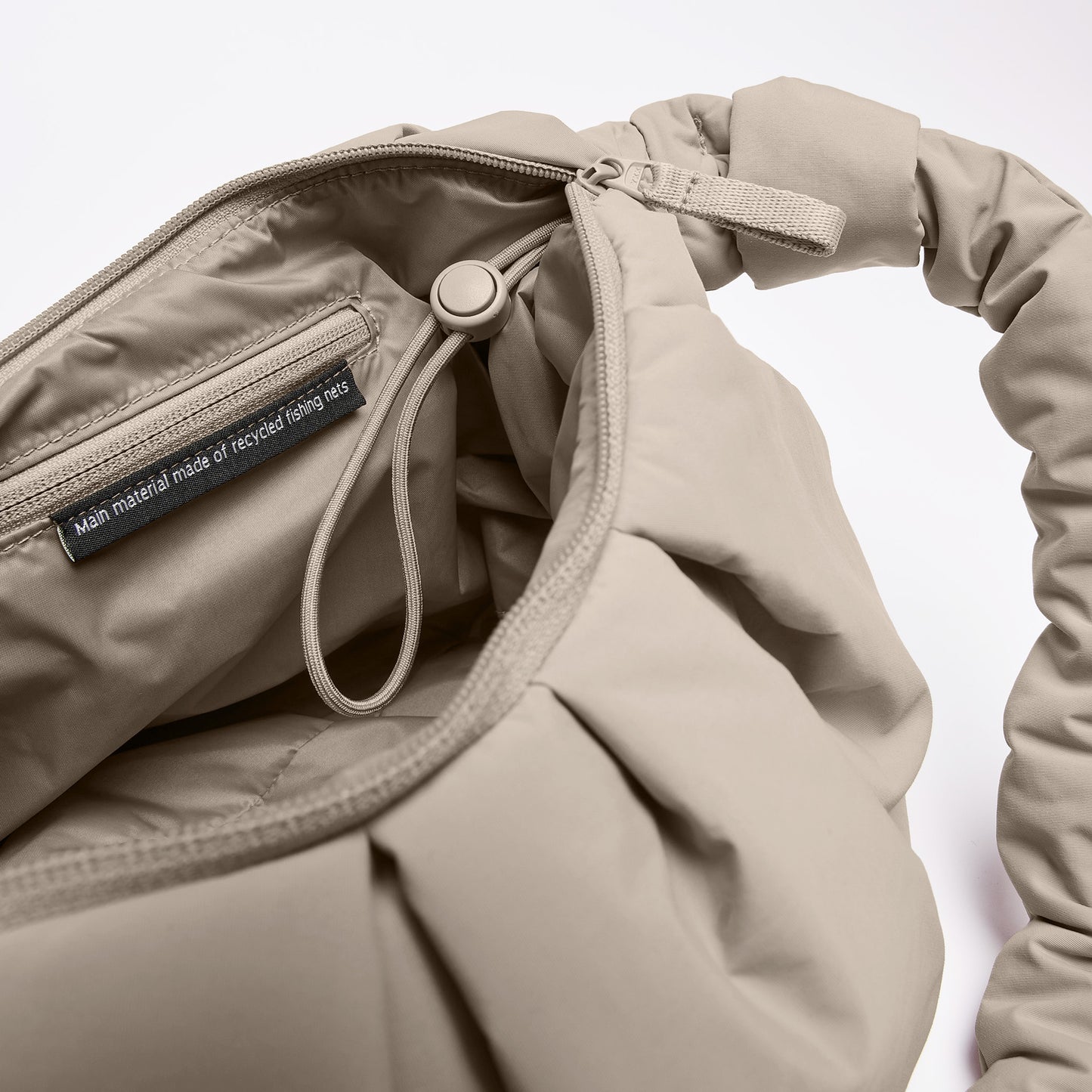 PLEAT MOON BAG LARGE scallop | Bildmaterial bereitgestellt von SHOES.PLEASE.