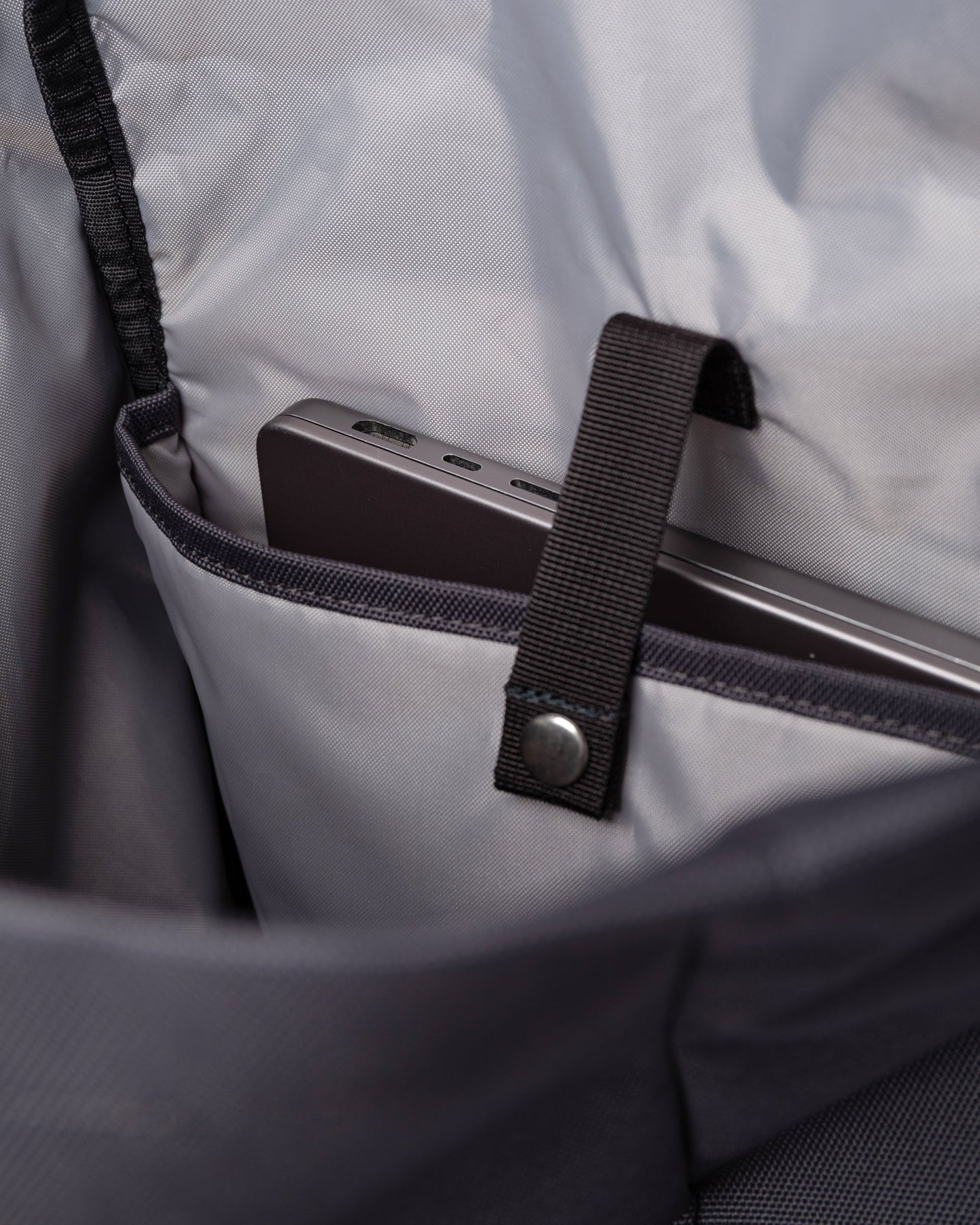 GROUND Rolltop Backpack L asphalt | Bildmaterial bereitgestellt von SHOES.PLEASE.